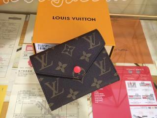 ルイ・ヴィトン モノグラム 財布スーパーコピー「LOUIS VUITTON」ポルトフォイユ・ヴィクトリーヌ モノグラム フューシャ - 三つ折財布＆小物 M41938E